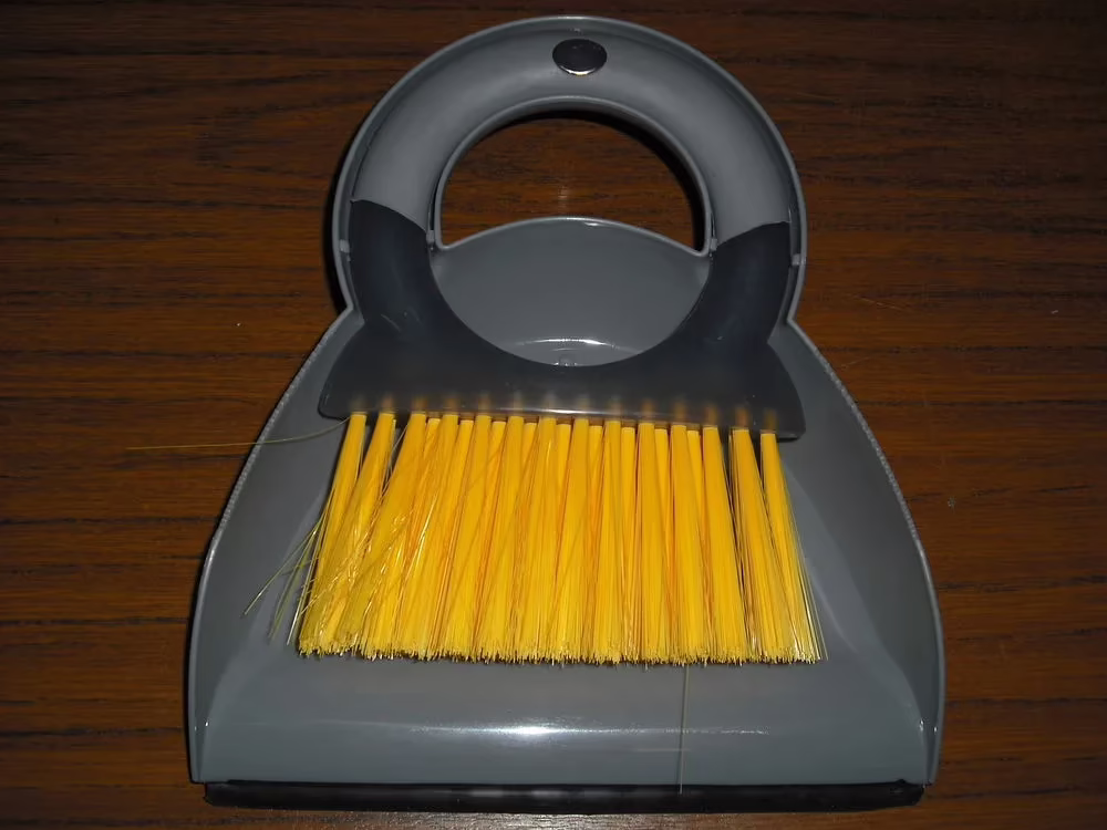 SuperDeals Set Of 2 Stylish Dust pan with Brush - Image 2